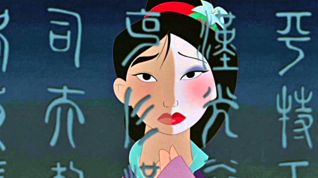 Mulan se fait sans cesse comparer aux autres filles de la société ; Mulan à moitié maquillée dans le miroir